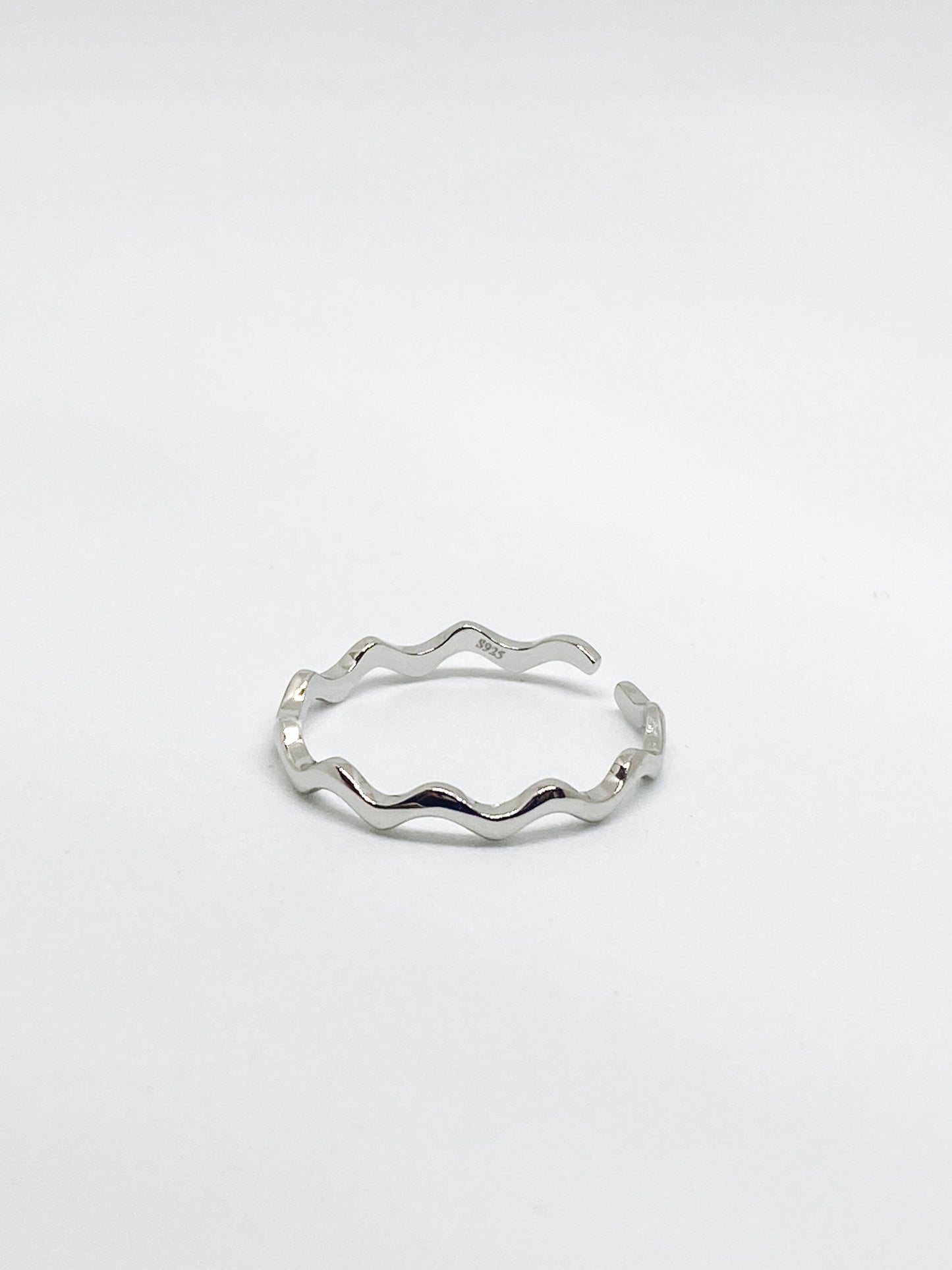 Thin Wave Roll Ring